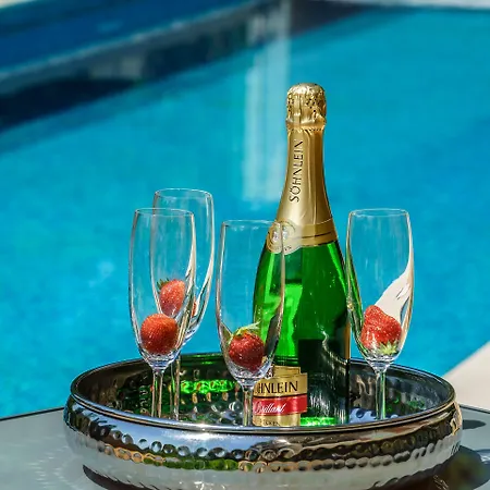 Oasis Life לינה וארוחת בוקר 4*